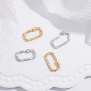 Dettaglio delle chiusure rettangolari in argento S925 con zirconi in oro e argento