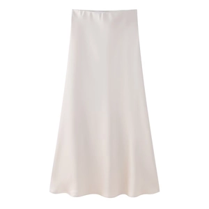 Detalle de falda midi satinada beige brillante que muestra la textura de seda y caída