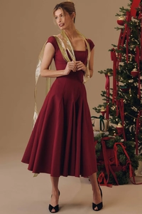 Détail de la robe midi rouge à col carré avec laçage élégant au dos et design plissé