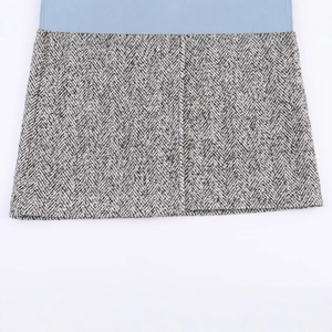 Manteau en tweed à chevrons bleu et gris avec détails de patchwork et coutures