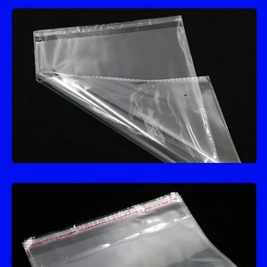 Detalle de la bolsa de plástico transparente con la tira de cierre adhesiva roja