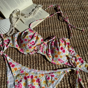Flachbild von Floral-Bikini-Set mit Bügel-Oberteil und Schnür-Hose auf Webmatte