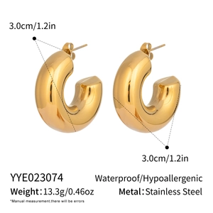 Détail des boucles d'oreilles C en acier doré avec dimensions de 3,0 cm et poids