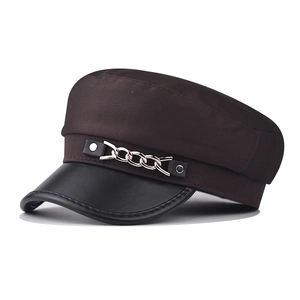 Casquette militaire marron foncé avec visière en cuir noir et chaîne métallique argentée