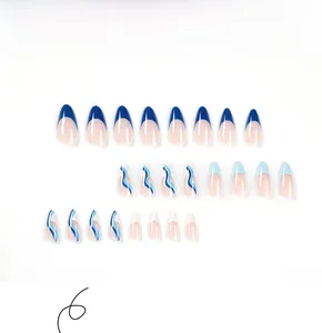 Dettaglio delle unghie finte a onde blu e bianche con design French manicure