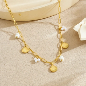 Collier vintage français plaqué or avec pendentifs coquillages et perles blanches