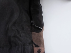 Gros plan sur la fermeture éclair noire invisible d'une robe en organza à fleurs