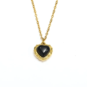 Vintage heart necklace in 18k gold plated titanium steel with black gemstone pendant