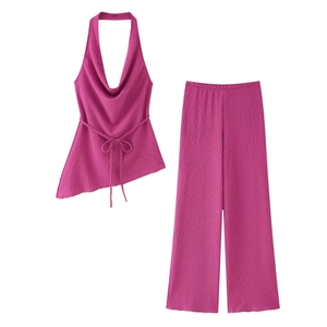 Set due pezzi da donna con top allacciato al collo e pantaloni larghi in tessuto increspato rosa