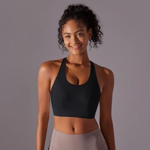 Vue détaillée du soutien-gorge de sport noir à col en U et large bande de maintien robuste