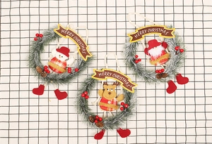 Drei festliche Weihnachtskränze mit Weihnachtsmann, Schneemann, Rentier und Merry Christmas Banner