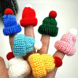 Mini-Strickmützen für Weihnachten in bunten Farben für Puppen und DIY-Dekorationen