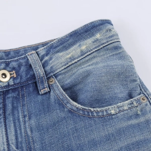 Detailaufnahme der High-Waist-Jeans mit Metallknopf und verstärkten Taschenelementen