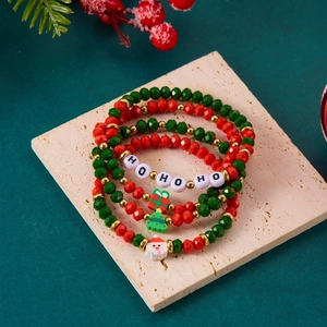 Set di braccialetti natalizi multistrato con perle di cristallo e ciondoli a tema festa