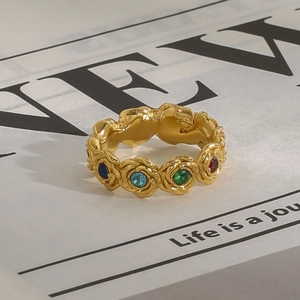 Bague vintage en titane doré rose avec couronne de fleurs en zircon coloré vue de côté