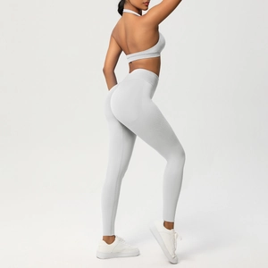 Dettaglio del set da yoga grigio chiaro senza cuciture con reggiseno scollato e leggings a vita alta