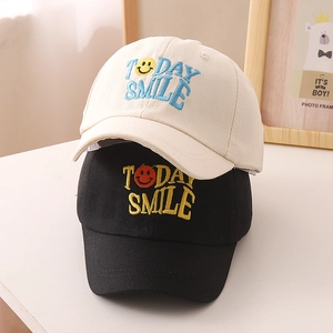 Kinder-Baseballkappen mit Hasen-Stickerei und Today Smile-Schriftzug in Cremeweiß