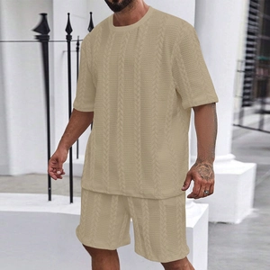 Ensemble homme tricoté kaki avec t-shirt manches courtes et short à motif torsadé