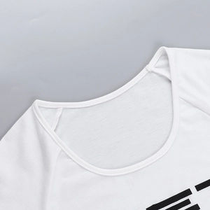 Nahaufnahme des Rundhalsausschnitts und der feinen Nähte an diesem weißen Crop-Top