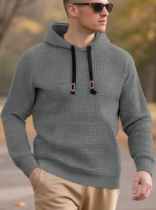 Detail der grauen Waffelstrickstruktur am Herren-Hoodie mit Kordelzug und Metallösen