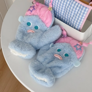 Détail de moufles en peluche bleue avec cheveux roses et visage brodé mignon