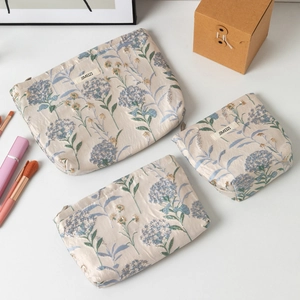 Set di 3 trousse beige con jacquard floreale blu e chiusura a zip per cosmetici