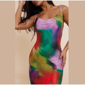 Robe caraco plissée moulante avec imprimés abstraits colorés et une coupe très flatteuse