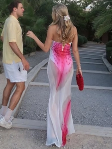 Robe bustier en tulle à fleurs avec fente latérale vue de dos pour l'été chic