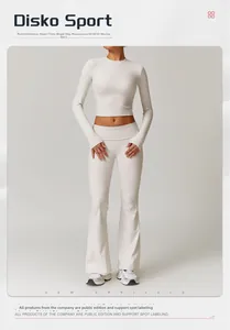 Détail d'un ensemble de yoga blanc avec crop top manches longues et legging évasé