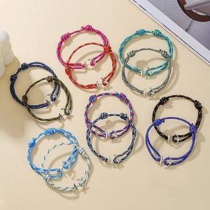 Gros plan de bracelets tissés à la main avec fermoirs ancre en diverses couleurs mélangées