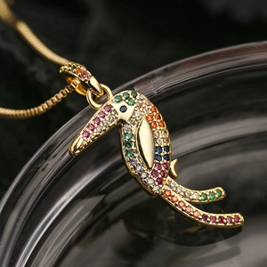 Luxuriöse Kolibri-Halskette mit 18 Karat Vergoldung und lebhaften bunten Zirkonias