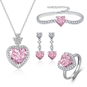Set di gioielli con zircone a cuore rosa inclusi collana bracciale orecchini e anello