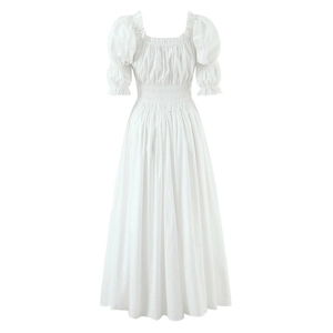 Détail des manches bouffantes et de la taille haute élastique sur une robe midi blanche