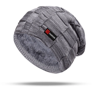 Détail du bonnet en tricot avec doublure polaire épaisse et motif à carreaux hivernal