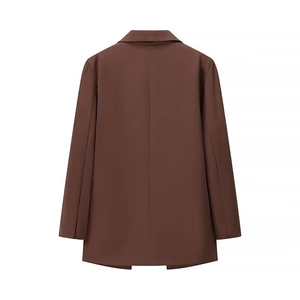 Vue arrière à plat d'un blazer marron mi-long avec une coupe professionnelle et tissu net
