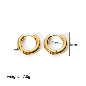 Detail view of 18K gold-plated chunky hoop earrings with 18mm diameter and 4mm thickness