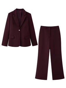 Détail à plat d'un ensemble tailleur deux pièces bordeaux avec blazer et pantalon