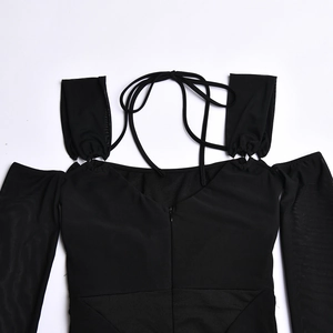 Détail d'une robe noire sexy dos nu avec manches en maille transparente et bretelles fines