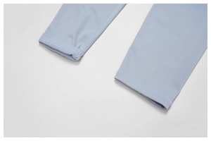 Nahaufnahme der fliederblauen Yoga-Leggings mit verstärkten Doppelstich-Säumen
