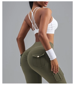 Détail du soutien-gorge de sport à dos croisé et legging cargo taille haute effet galbant