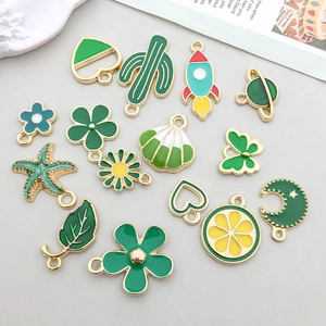 Vue détaillée de breloques en émail vert pour la création de bijoux DIY personnalisés