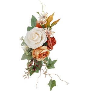 Fleur d'épaule nuptiale avec roses crème, orange et terre cuite et feuillage vert