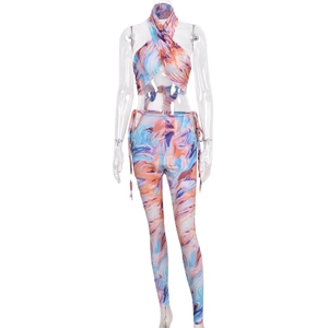 Γυναικείο σετ tie-dye δύο τεμαχίων με halter τοπ και στενό ψηλόμεσο παντελόνι με σχέδια