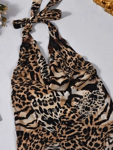 Detalle del top halter con estampado de leopardo, diseño de cuello anudado y tela ligera