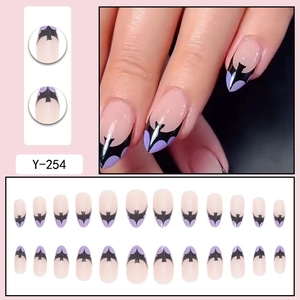 Faux ongles amande Halloween avec pointes françaises violettes et motifs chauve-souris
