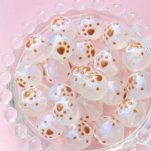 Gros plan de perles en verre irisées 16mm avec motifs de pattes de chat pour loisirs créatifs