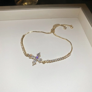 Detailansicht des goldenen Kreuzanhänger-Armbands mit Zirkonia und verstellbarem Kettenzug