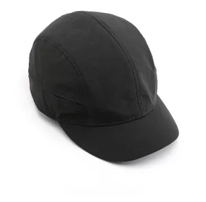 Vista dall'alto dettagliata del cappellino nero a cinque pannelli in nylon ad asciugatura rapida