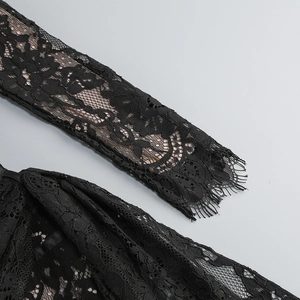 Détail macro de la dentelle cil noire sur la manche d'une robe en maille brodée fine