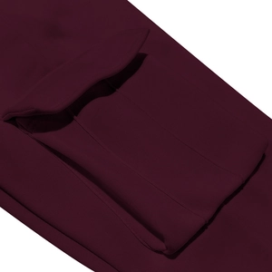 Primer plano detallado de un bolsillo cargo burdeos en pantalones casuales para hombre